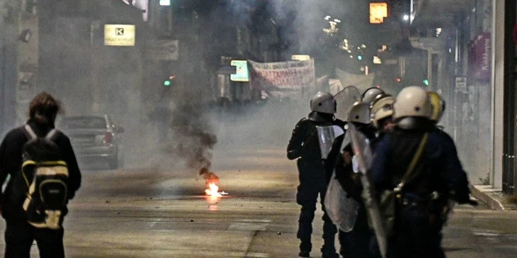 Πάτρα: Πορεία αντιεξουσιαστών συναντά… νιόπαντρο ζευγάρι – Βίντεο